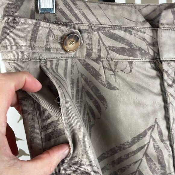 WHBM High Rise Short Khaki Tropical Print 4 - Picture 5 of 13